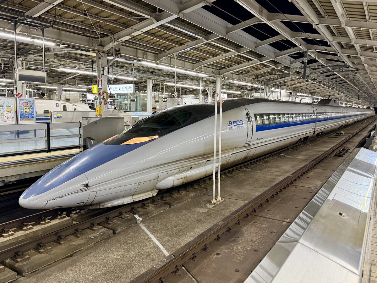 nepio100's tweet photo. 来年1月までの500系新幹線、たぶんこれで見納め

このキャノピー型先頭車に筒状フォルム、乗り心地いい訳じゃないけどカッコ良さはピカイチ https://t.co/d3MSrrRZ5k