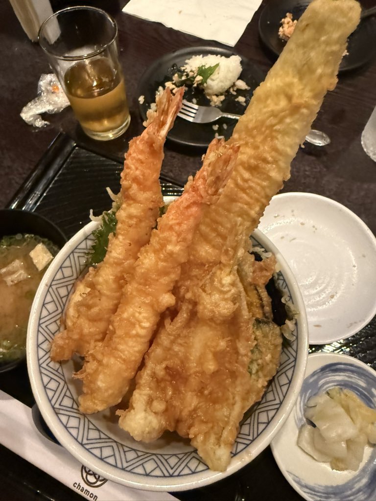 eatinglasvegas's tweet photo. No. 211 -#CHAMON - Tempura and onigiri in a 14 seat shoebox in #Chinatown. We don’t proclaim to understand #onigiri (various savories/sweets atop infeasibly large amounts of 🍚), but the fried foods here are clean and crisp and an exemplar of the form. 🎌🍤
#tempura
@EatTalkRepeat