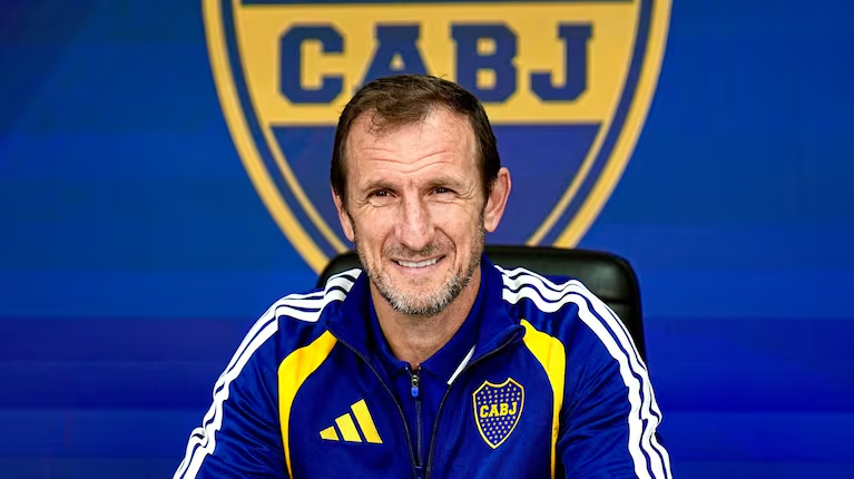 la12tuittera's tweet photo. 🗣️Alejandro Veiga, Prosecretario de #Boca en @BocaDeSeleccion:

"En lo futbolístico, #Boca está jugando BIEN, tenemos FLOR DE PLANTEL. El partido ante Vélez fue un partidazo, #Boca ahora tiene soluciones, faltaba un 9 y ahora trajimos un 9 y hasta que se recupere #Bareiro, tendremos dos nueves más #Giménez que está para suplente y tenemos un DT que es el que más me gusta de todos los que tuvimos, el Vasco (#Arruabarrena) dijo al ganar a Estudiantes LP: 'ganamos un partido, no nos pasemos de elogios ni de puteadas', comparto todo lo que hace el Vasco, si ganás no hay que creerse Gardel porque te quedás a mitad de camino, hay que seguir laburando, tenemos jugadores que están creciendo como #Velasco que espero más de él porque es un crack, me gusta, a #Lozano que lo vi en Argentinos Jrs, llega al área y le pega, no lo hizo aun en #Boca porque a lo mejor debe soltarse mas, nos va a dar mucho, tenemos a Dylan #Gorosito y a los pibes y al mejor 5 del mundo, Leandro #Paredes que hace todo bien dentro y fuera de la cancha".