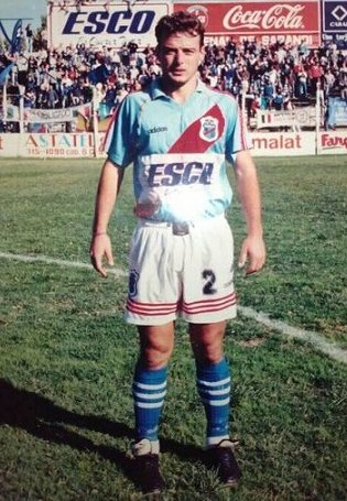 fabianhmendez's tweet photo. Cumpleaños 4/9 ex #Arsenal
- 1975 nacía el defensor que integró el plantel de la temporada 1996/97: Leandro Mihovilcevich.
- 1995 nacía el volante (2015-2016, 6 partidos): Gonzalo "bocha" Giménez. https://t.co/9ywluhOBJF