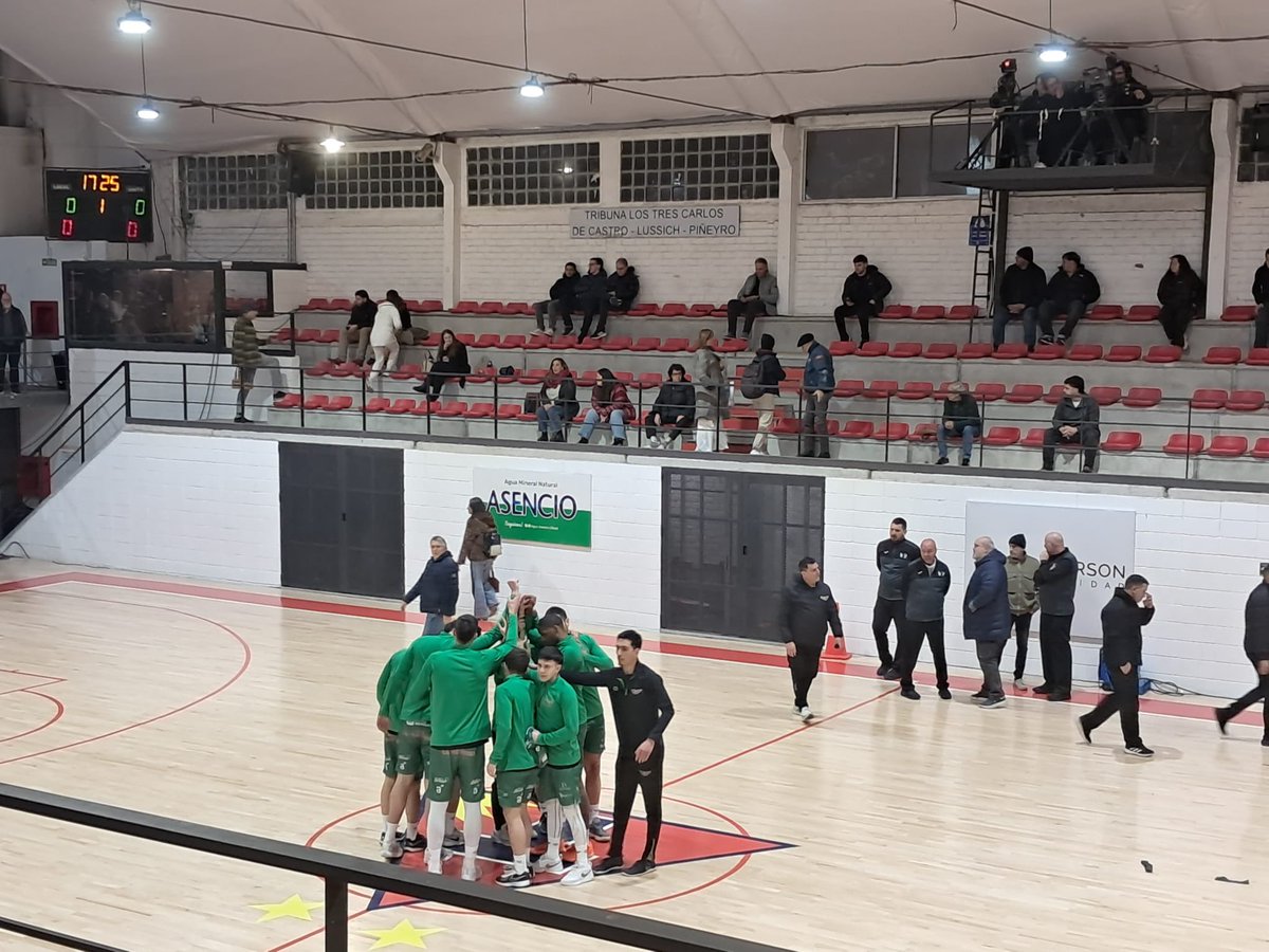 BasquetTotal's tweet photo. PARTIDÚN EN POCITOS

Trouville y Verdirrojo se ven las caras en la calle Chucarro. 

📝🎤 @matibatista_5 
📸 @DamiPintos22 

#LDAxBT https://t.co/LSe47YWIoG