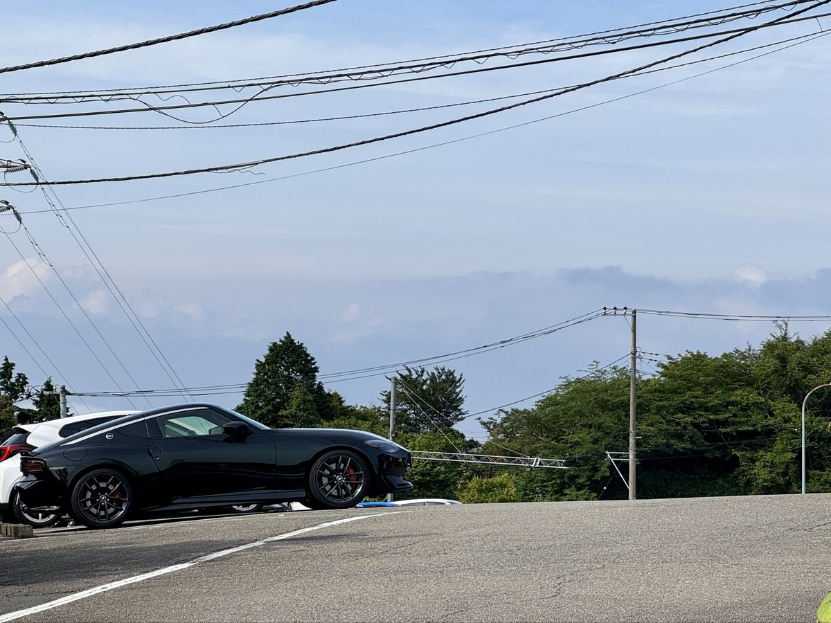 RZ34Taz's tweet photo. 海を眺めてボケーっとしていたら、いつのまにかお隣に白Zさんが
Z静かすぎ笑
きちんと挨拶できずに失礼しました🙇‍♀️ https://t.co/08KdCsW9Pq