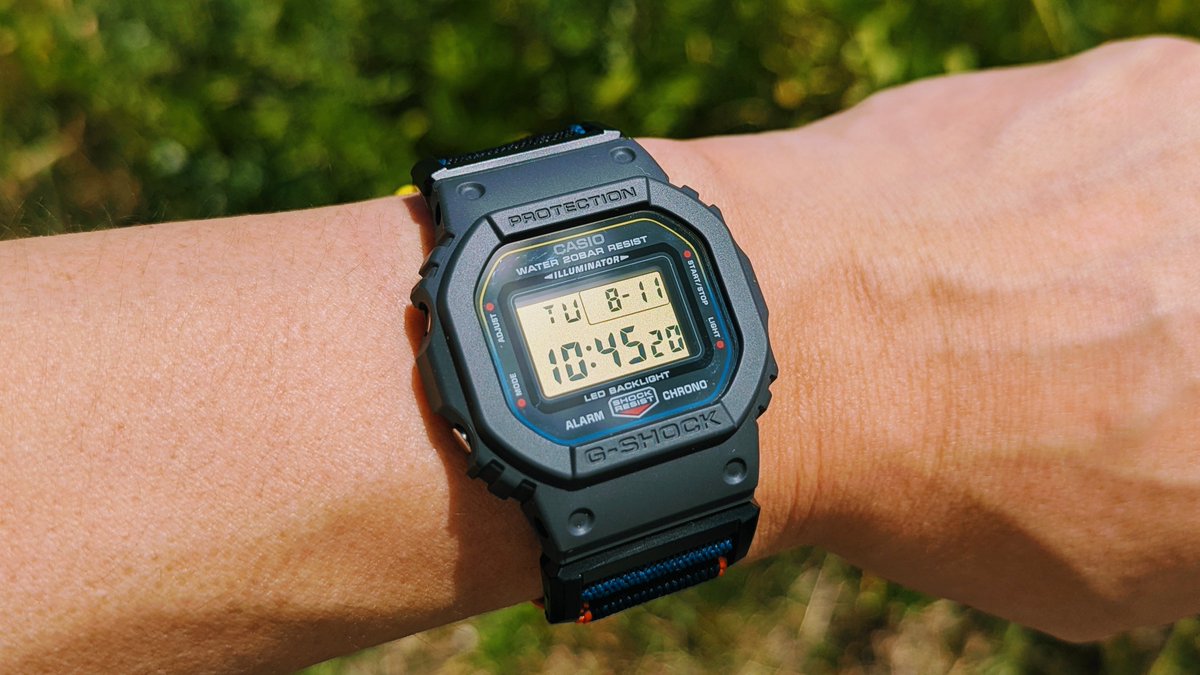 gshockjp's tweet photo. 今日は「DW-5600MNC-8A2JF」。
伸縮性のあるゴム入りのバンドと、マグネットバックル。いわばNATOバンドの進化版。
これ、ミリタリーカラーで出しちゃうと超ヤバいな… https://t.co/zd8coMkKWy