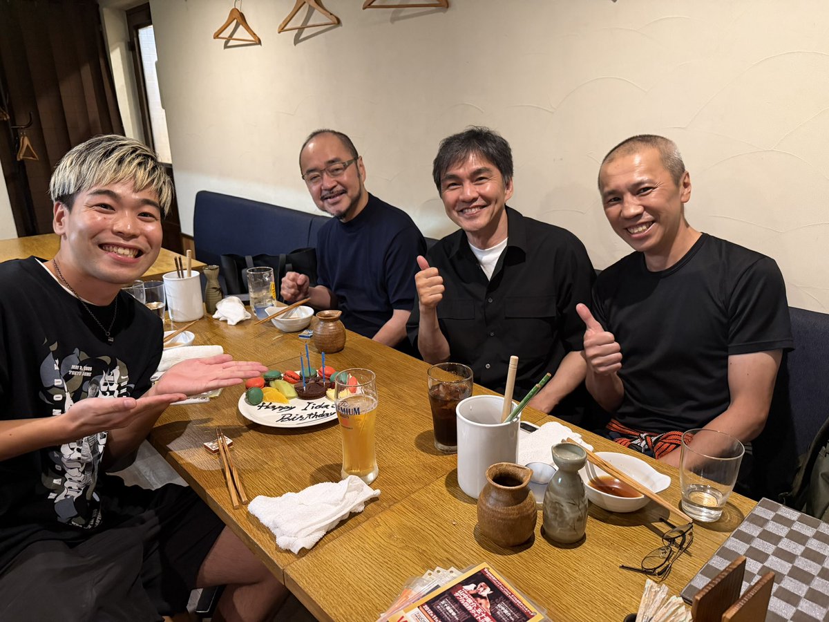 Tokky5571's tweet photo. 飯田覚士さんバースデー！
今日で㊗️57歳。先日のお祝い会。

ヒロさんの飯田覚士コール🎤

目白の「千の恵み」店主の高橋仁さんは飯田さんの学校の後輩。

元角海老ボクサーの高橋仁さん。山中慎介さん川嶋勝重さんと対戦し倒されず判定まで戦った熱い炎を、今は料理に向けてお店は繁盛！刺身うまい🥊 https://t.co/3RjBdQnyJG