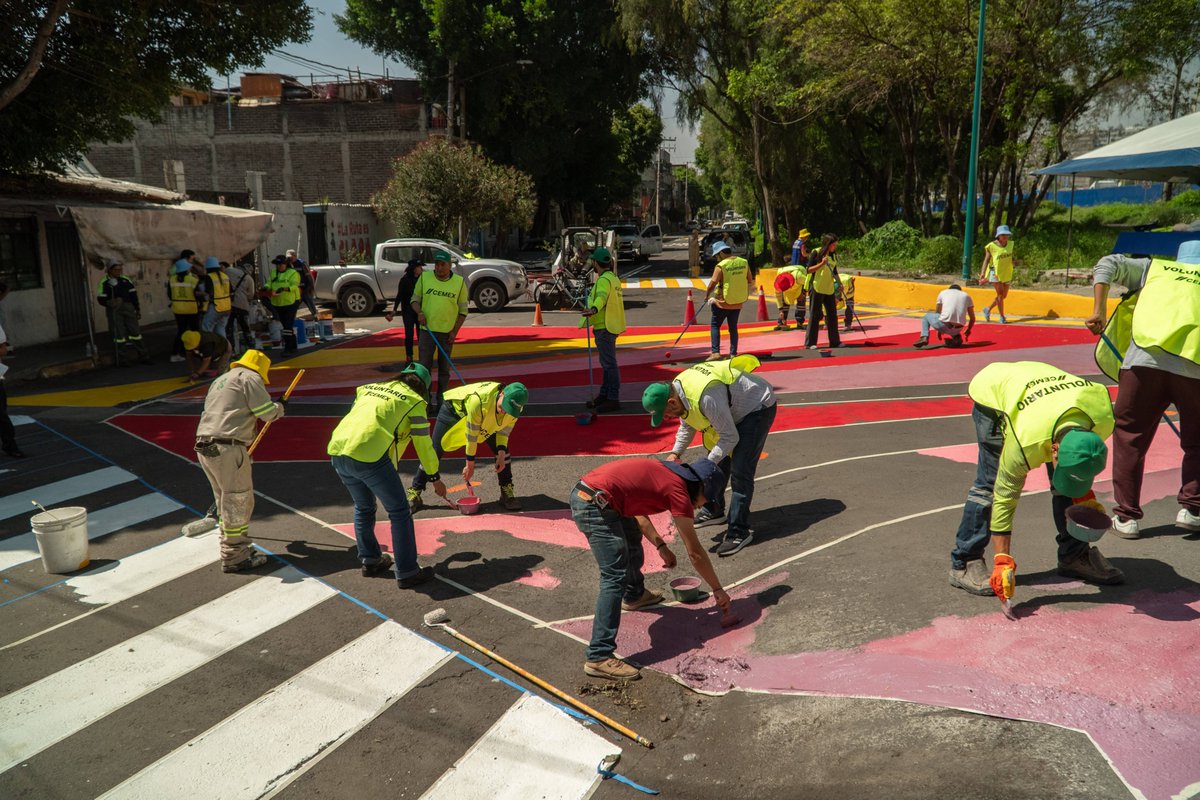 CEMEXMx's tweet photo. Frente a la UAM Azcapotzalco, las ideas tomaron forma en el espacio público.

A través de Estrategia Misión Cero, acompañamos a estudiantes de Arquitectura en el diagnóstico, diseño e intervención del entorno ubicado frente a la Entrada 7.

Después de analizar las condiciones viales de la zona, desarrollaron una propuesta para mejorar los recorridos peatonales y contribuir a reducir los riesgos para la comunidad universitaria. La jornada sumó el voluntariado de Cemex, así como la participación de autoridades académicas y de la Alcaldía Azcapotzalco.

Cuando el conocimiento, la colaboración y el compromiso se unen, las ideas salen del aula para transformar la ciudad.