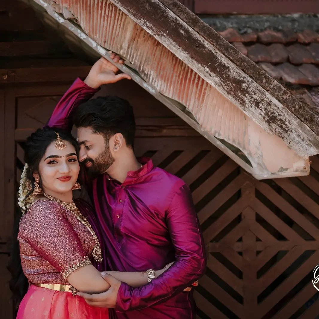bakwasfelloow's tweet photo. This is Akhil and Megha a very famous couple vlogger in kerala, Both of them are very famous in the regional Instagram circle.
Akhil released a video of his wife eloping with a local bus driver, The social media couple was a dream couple for their followers but the real story was completely different.
Megha nair took what ever she can from his home to lead a new life with that driver.