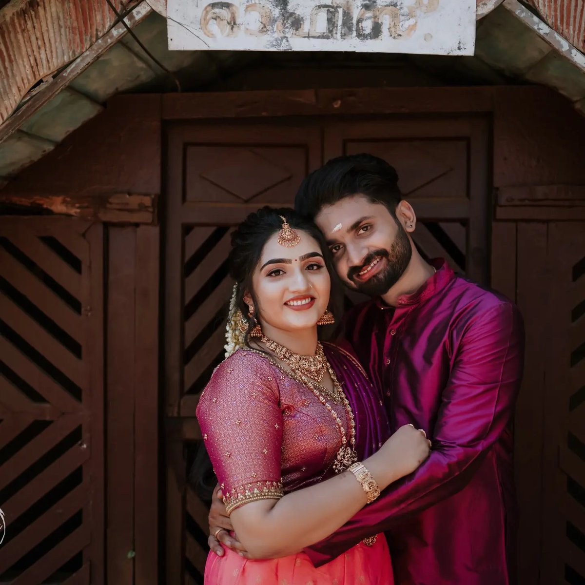 bakwasfelloow's tweet photo. This is Akhil and Megha a very famous couple vlogger in kerala, Both of them are very famous in the regional Instagram circle.
Akhil released a video of his wife eloping with a local bus driver, The social media couple was a dream couple for their followers but the real story was completely different.
Megha nair took what ever she can from his home to lead a new life with that driver.