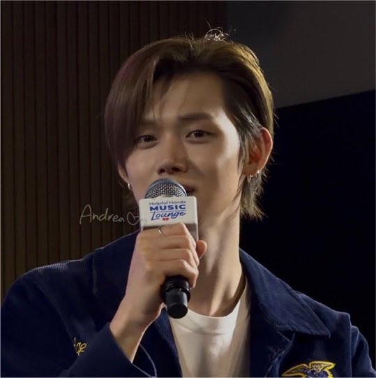 moonlitpromise4's tweet photo. the hair stylists have been loving doing a side part for yeonjun recently, he looks so cute ☺️ https://t.co/2zwFKNy3fI