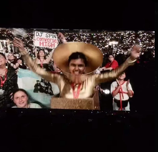 bangpdsgirl's tweet photo. THE ARMY WHO DRESSED UP AS THE GRAMMY TROPHY WAS SHOWN IN THE BIG SCREEN SHUT UPPPSHSHNSSHSH 😭 https://t.co/3QiKttPeRZ