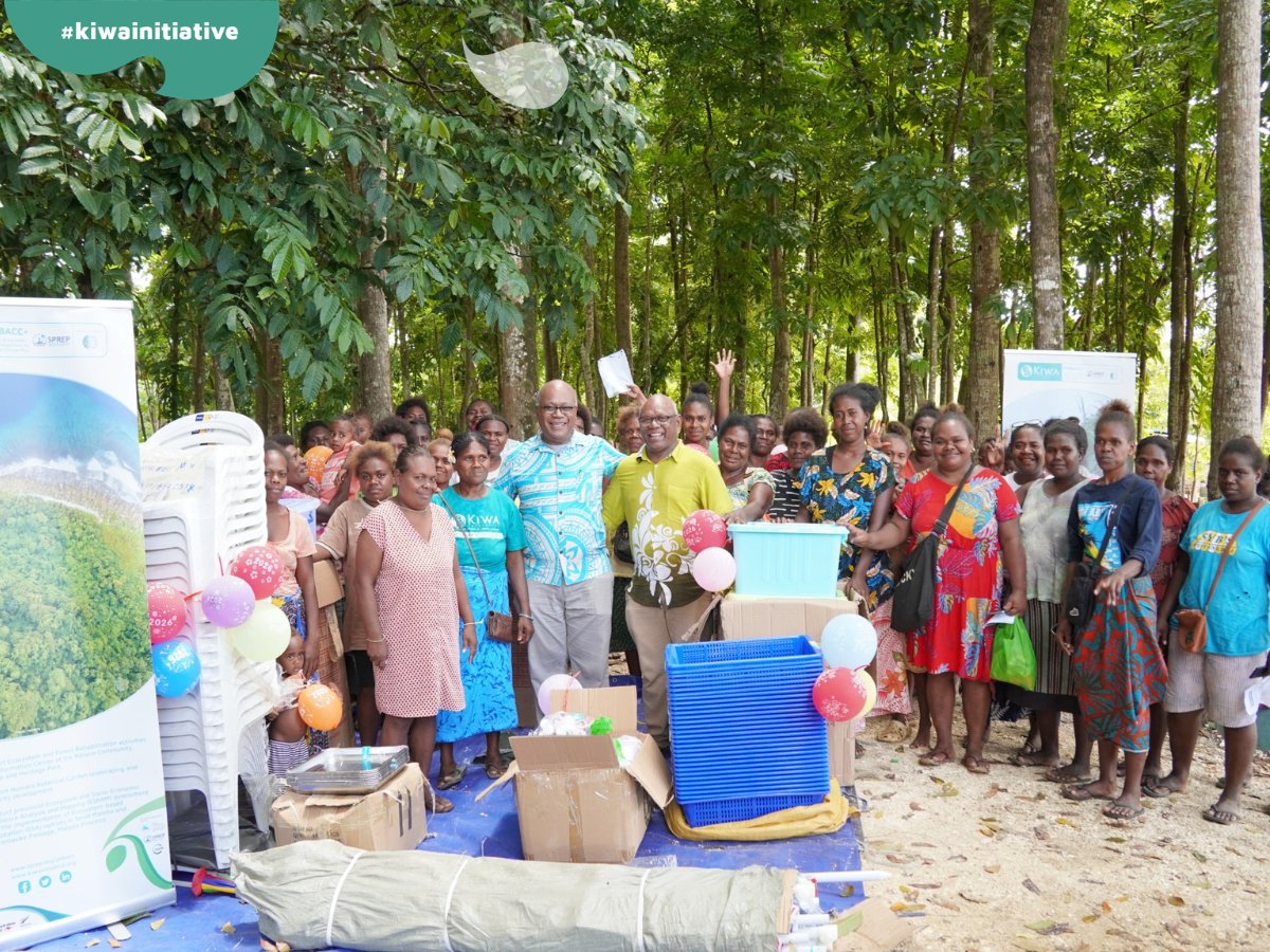SprepChannel's tweet photo. Barana women are staying longer at the market, growing their businesses &amp; earning more for their families. 

From bookkeeping training to market equipment, around 80 women are building their livelihoods: https://t.co/JGJA8LOemz. 

PEBACC+ is funded by @InitiativeKiwa &amp; @FFEM_Fr. https://t.co/NffXrKTKIP