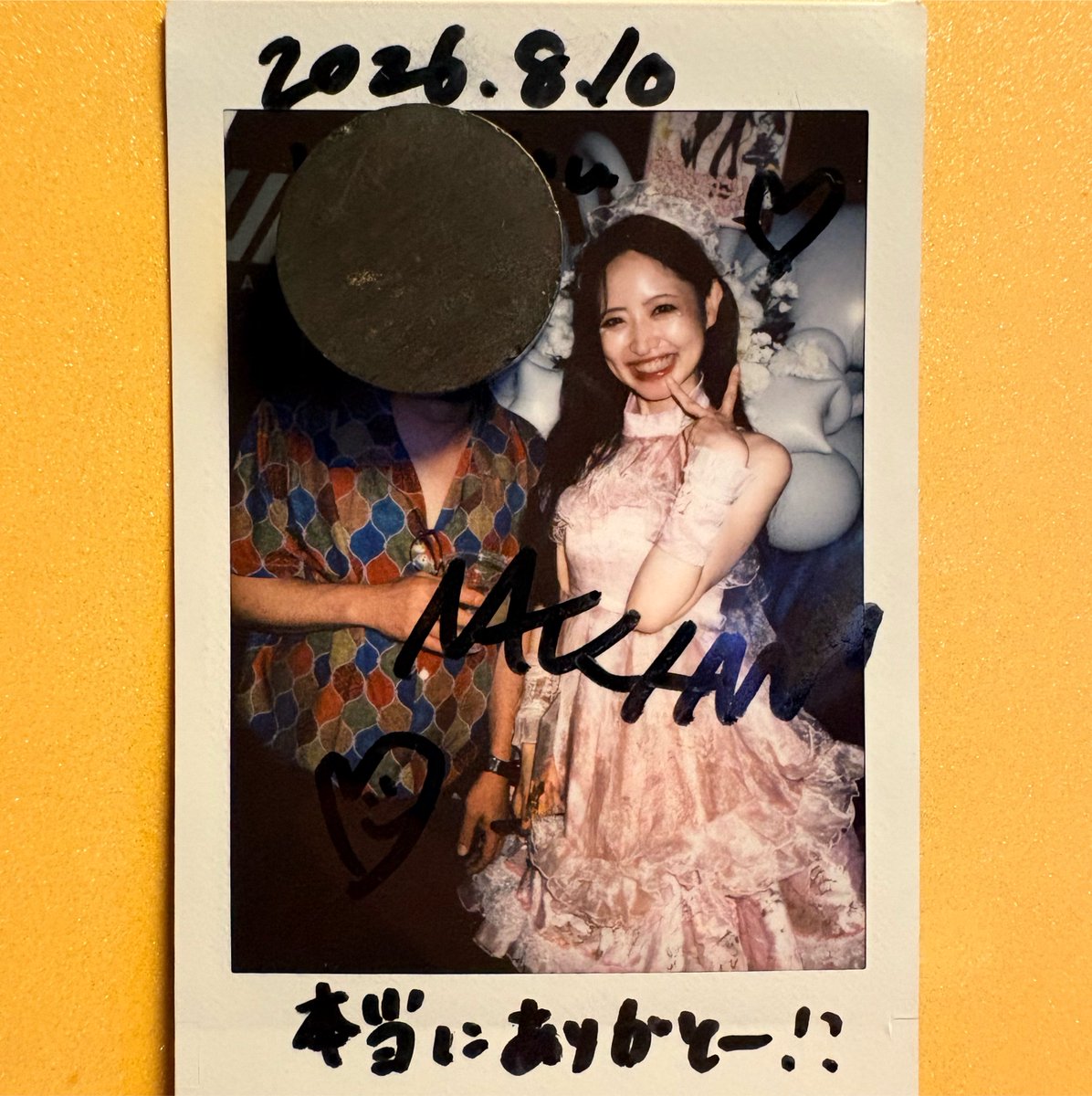 sndxrj's tweet photo. 昨日友達に誘われて初めてアイドルのライブに行った。チェキを撮ってもらった。 https://t.co/T1HuB1L63M