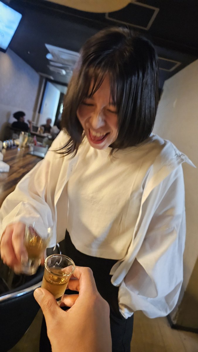 dlomolb's tweet photo. 飲んで歩けば友に当たる☺️
特定のお店に固執して小さいコミュニティにしかいられないなんて虚しいだけ。
視野の狭い人間なんて退屈すぎて話しててもつまらんわけで、私はそうなりたくないんですわ。マァ、なろうとしてもなれないんだけどね🍻 https://t.co/MyBEDu9sB8