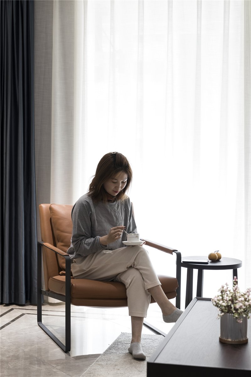 BelleLeej2cm's tweet photo. Cozy Sunday at home: curled up with a warm cup of tea and my favorite book, no plans, just pure quiet joy. https://t.co/mRkYQcjUcp