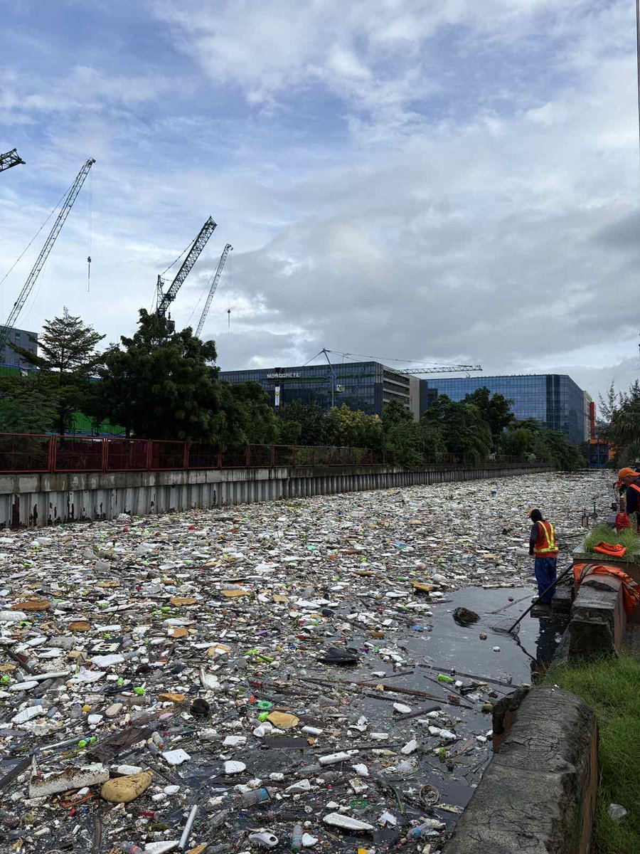 bncdotph's tweet photo. LOOK: A literal “sea of garbage” can be seen along the Parañaque Water Channel following several consecutive days of heavy rainfall. | via Maica Razon, https://t.co/gusqkxYQic https://t.co/5ifQvKZprm