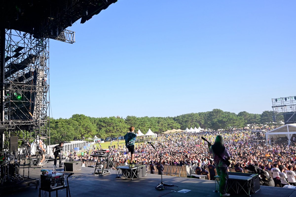 luckyfm_fes's tweet photo. 【SetList + Live Photos】Fear, and Loathing in Las Vegas
LuckyFes'26
RAINBOW STAGE 8/10(月) 16:20～
▶︎https://t.co/PhUIZmYFuB

【SetList】
1. Return to Zero
2. Rave-up Tonight
3. Until You Die Out
4. Let Me Hear
5. Party Boys
6. Virtue and Vice
7. Love at First Sight

@Falilv 
#FearandLoathinginLasVegas #falilv