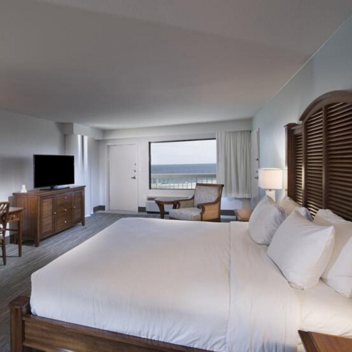 IslandHouseob's tweet photo. If you need to refresh after a busy summer, Island House Hotel  is your ultimate destination. Spend your days soaking up the sun on our private white-sand beach, cooling off in the pool, and grabbing a cold drink at our onsite bar. 
 https://t.co/pXHzxBaW9H https://t.co/6F4ekiYa7C