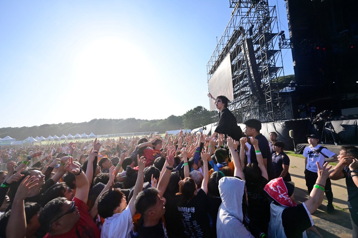 luckyfm_fes's tweet photo. 【SetList + Live Photos】Fear, and Loathing in Las Vegas
LuckyFes'26
RAINBOW STAGE 8/10(月) 16:20～
▶︎https://t.co/PhUIZmYFuB

【SetList】
1. Return to Zero
2. Rave-up Tonight
3. Until You Die Out
4. Let Me Hear
5. Party Boys
6. Virtue and Vice
7. Love at First Sight

@Falilv 
#FearandLoathinginLasVegas #falilv