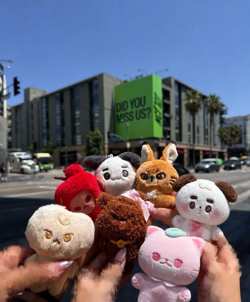 haechiesbear's tweet photo. we saw the 127 billboard on hollywood blvd today 🥹💚 #neogotmyback https://t.co/kuu5cr3bGX