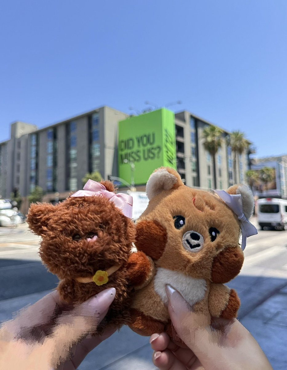 haechiesbear's tweet photo. we saw the 127 billboard on hollywood blvd today 🥹💚 #neogotmyback https://t.co/kuu5cr3bGX