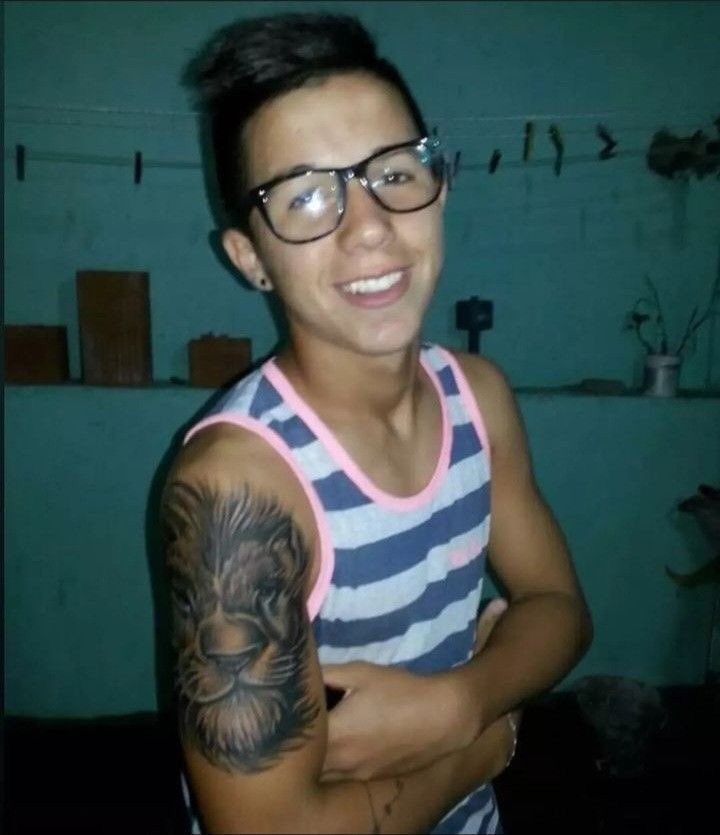ejf249's tweet photo. el papá de julián cuando era chico le prohibió tatuarse y terminó siendo mejor amigo de enzo que a los 15 ya estaba lleno de tinta kjj son un cliché😭🙏🏻 https://t.co/0J0r2XhRw5