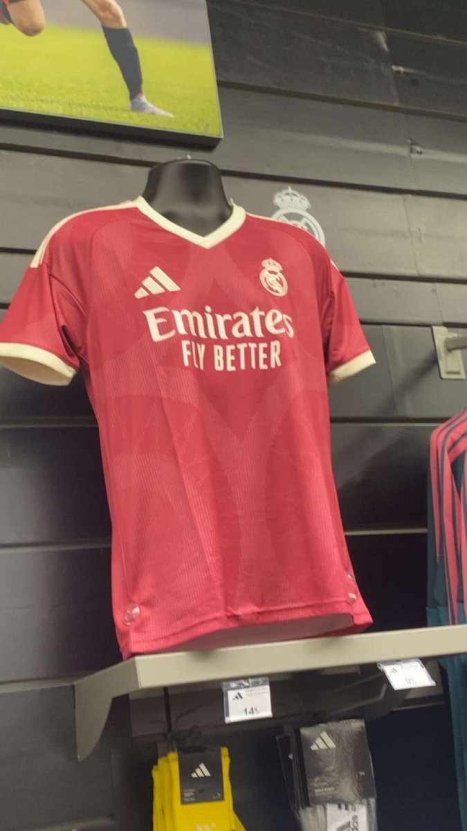 Kenske_Isl's tweet photo. @Footy_Headlines I saw the kit in real life https://t.co/sEBhitCQxU