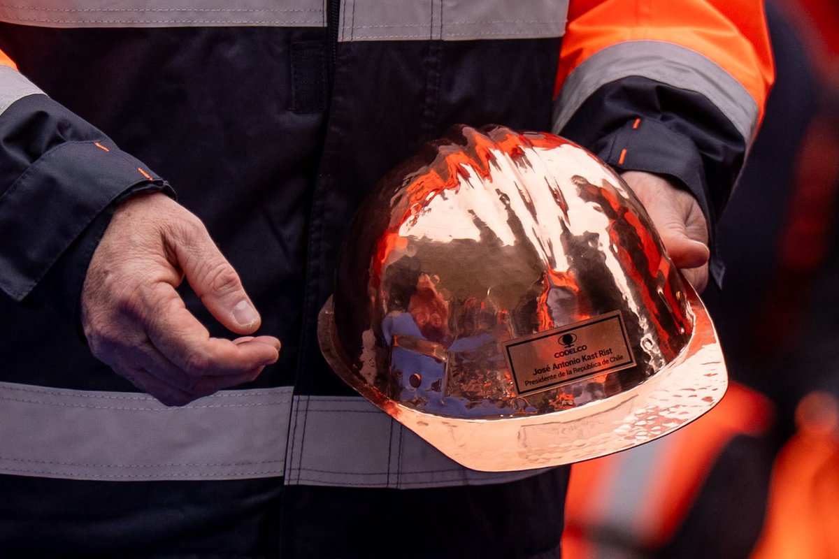 PresidenteKast's tweet photo. Codelco capitalizará por primera vez el 100% de sus utilidades anuales correspondientes a 2025: US$ 2.422 millones que permanecerán en la empresa para fortalecer su posición financiera, apoyar su continuidad operacional y cartera de proyectos, y reducir la necesidad de aumentar su deuda.

Una decisión concreta para respaldar el Plan de Recuperación, ordenar la casa y fortalecer una empresa estratégica para el desarrollo de Chile.
