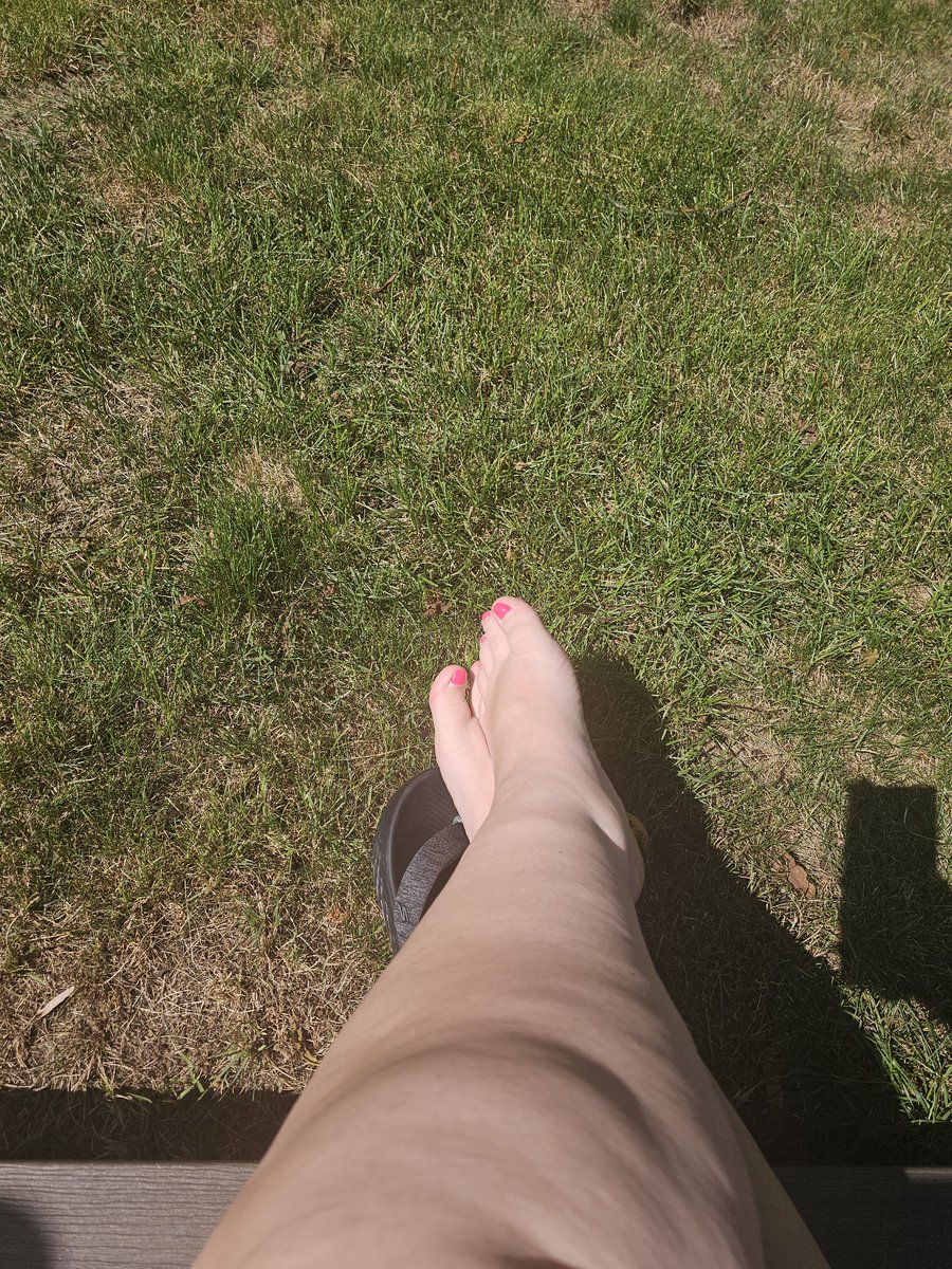 Mrs_Tempt's tweet photo. Apparently the sandals were optional… 😏👣🌱

Come see the free shoot on FeetFinder ⤵️
https://t.co/fn8MOYsQyx 

Feet FeetFinder https://t.co/i0MsoDJyWT