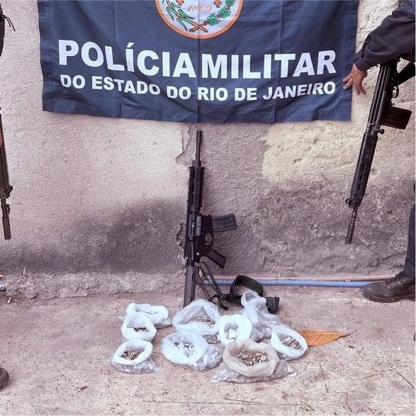 baudorio's tweet photo. ⚠️VEJA: Policiais do 21º BPM apreenderam um fuzil calibre 5.56 e drogas durante uma ação na comunidade do Dique (CV), em São João de Meriti. Houve confronto após os agentes serem atacados a tiros.

Participe: https://t.co/JAhIm11oaB https://t.co/wE7kdBKyuL