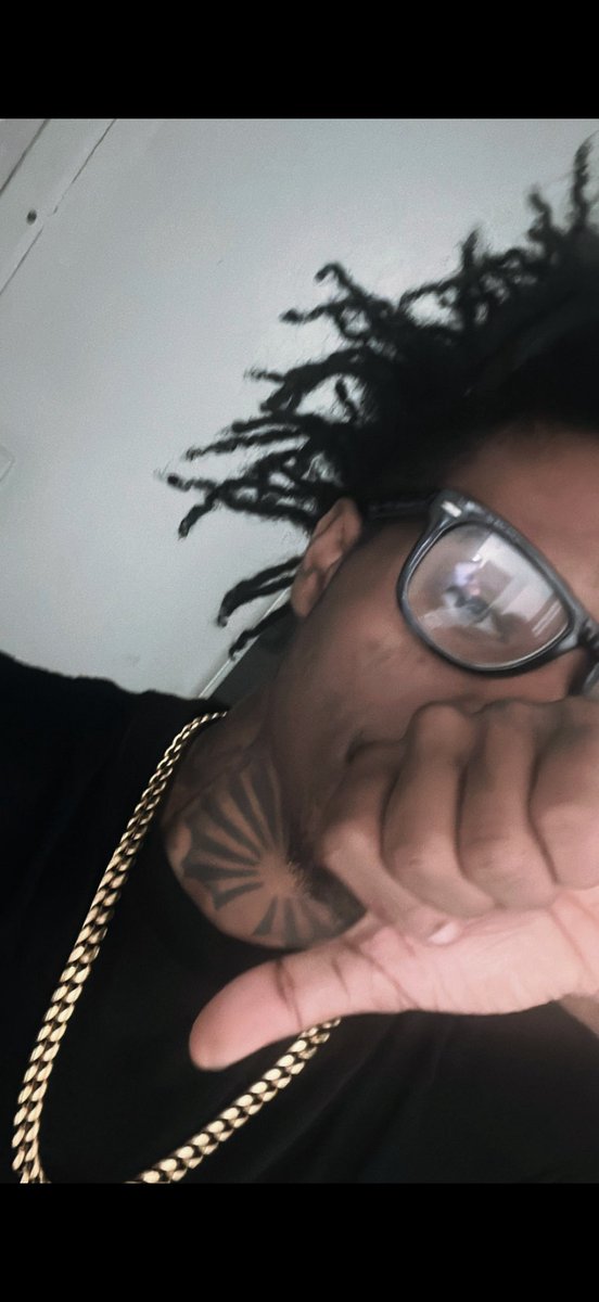_baehelpnell's tweet photo. might start back wearin glasses https://t.co/KAqxPzEVaW