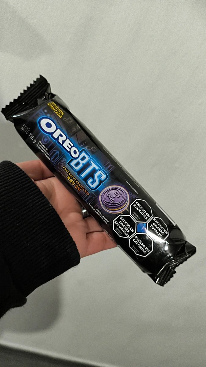 jkbardero20's tweet photo. Boludo podés creer que fui a comprar jamón a la vuelta de casa para hacer unos fideos con crema y de repente VEO LAS OREO DE LOS BITI, nunca fui tan feliz por invertir 2,500 pesos, todo el camino con cara de feliz cumple vine 😭 https://t.co/JDfOiJwUlN