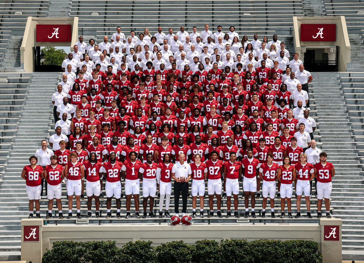GrooverBrad's tweet photo. Look how much cleaner Auburn's team picture looks. Im not ocd but the jumbled mess Alabama looks like drives me crazy.  Auburn wins picture day 😄 https://t.co/hgNP8SA7Sb