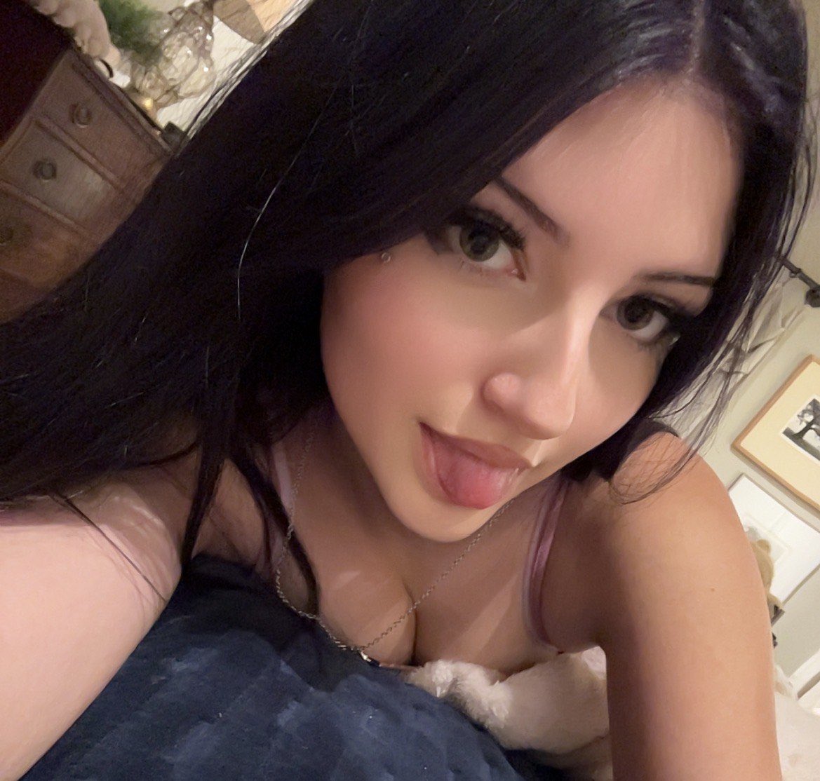 vviolate_rainn's tweet photo. who wants to be touched romantically https://t.co/rZIUNQcNVY