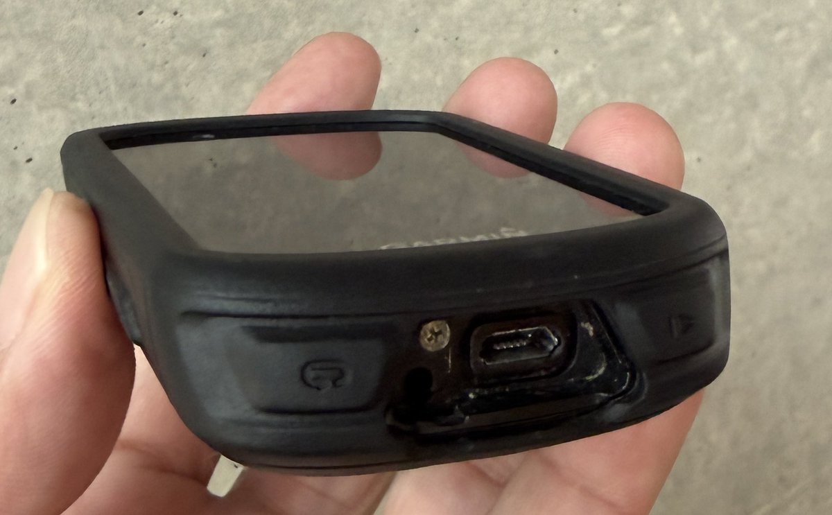 yousukex's tweet photo. Garmin Edge 530の充電端子カバーが千切れてしまい、単品で購入出来ないかサポートに問い合わせたところ、なんと無償でパーツを送ってくれて大変感謝☺️
https://t.co/2JFkOiJR9y
小さめのプラスドライバーで無事取り付け完了😁
#Garmin
#Edge530 https://t.co/4tzqBkgQ94