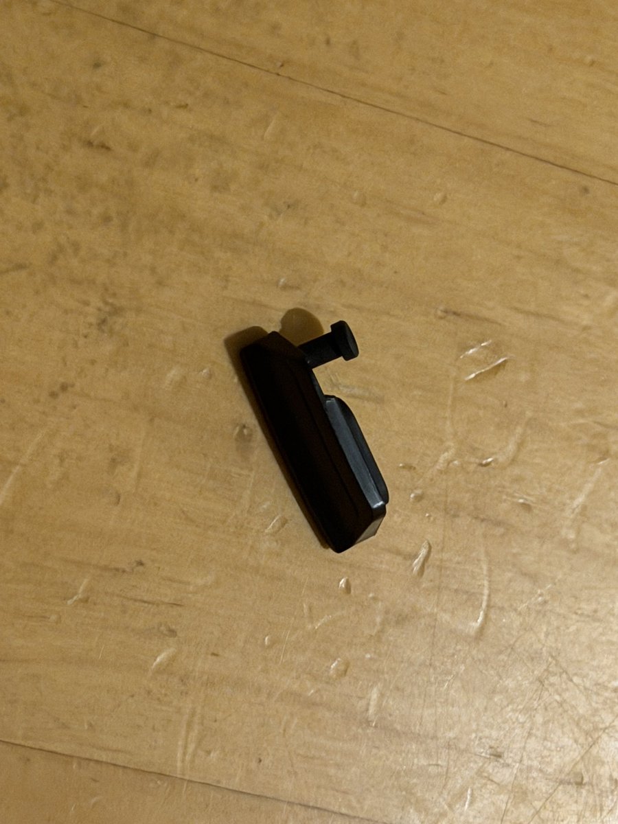 yousukex's tweet photo. Garmin Edge 530の充電端子カバーが千切れてしまい、単品で購入出来ないかサポートに問い合わせたところ、なんと無償でパーツを送ってくれて大変感謝☺️
https://t.co/2JFkOiJR9y
小さめのプラスドライバーで無事取り付け完了😁
#Garmin
#Edge530 https://t.co/4tzqBkgQ94