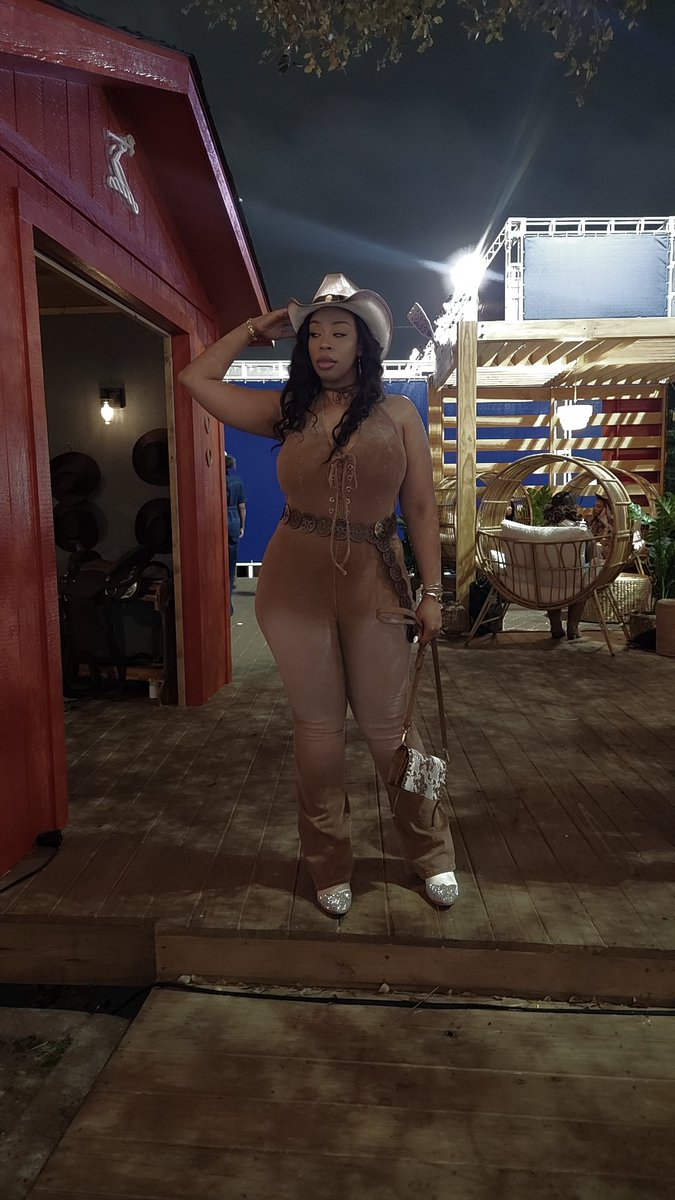 JustJuicy2U's tweet photo. Been off social media but still living life ✨️ https://t.co/DepeXdbyax