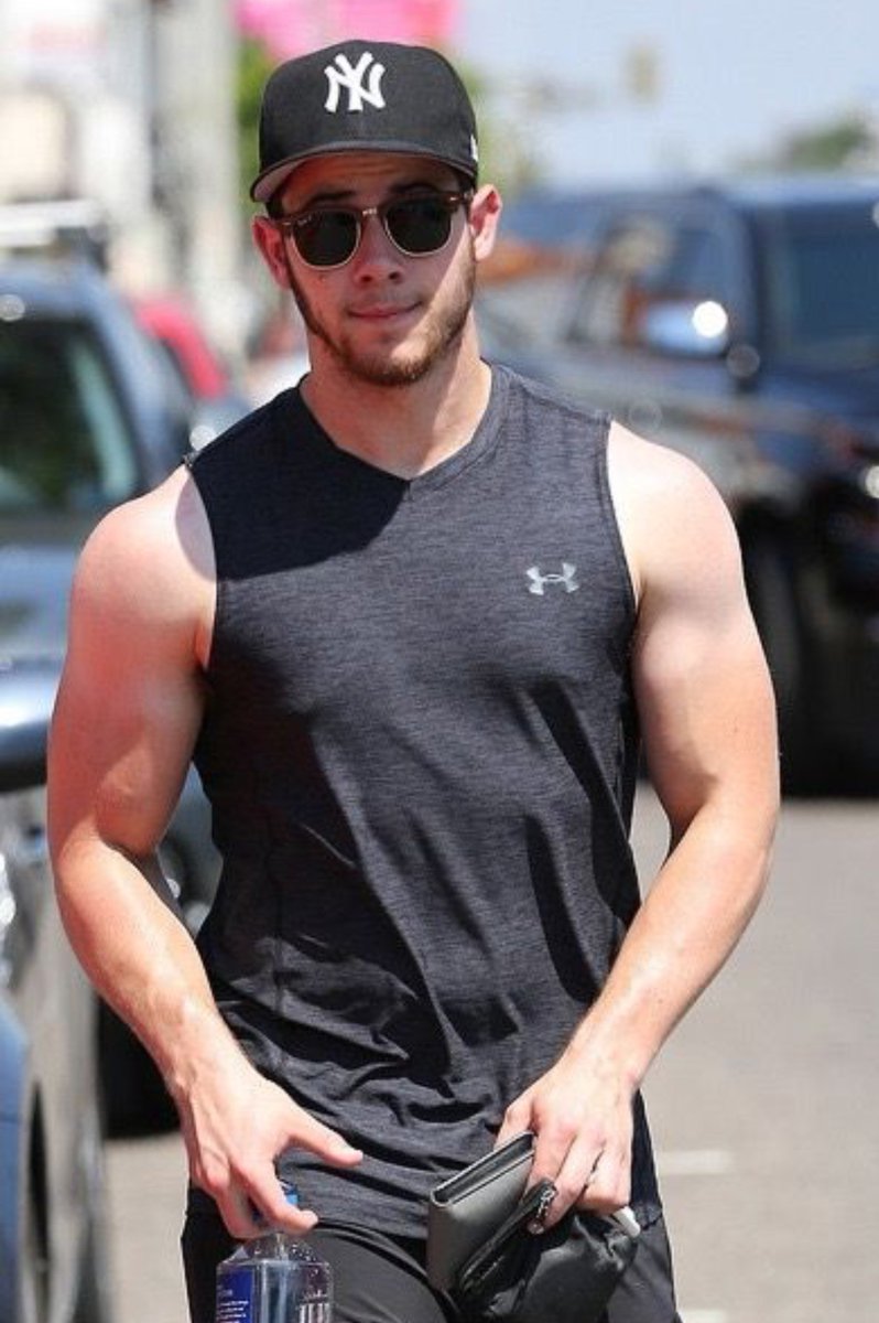 theasherbieber's tweet photo. This is making me want to hit the gym https://t.co/o3PFFByrYB