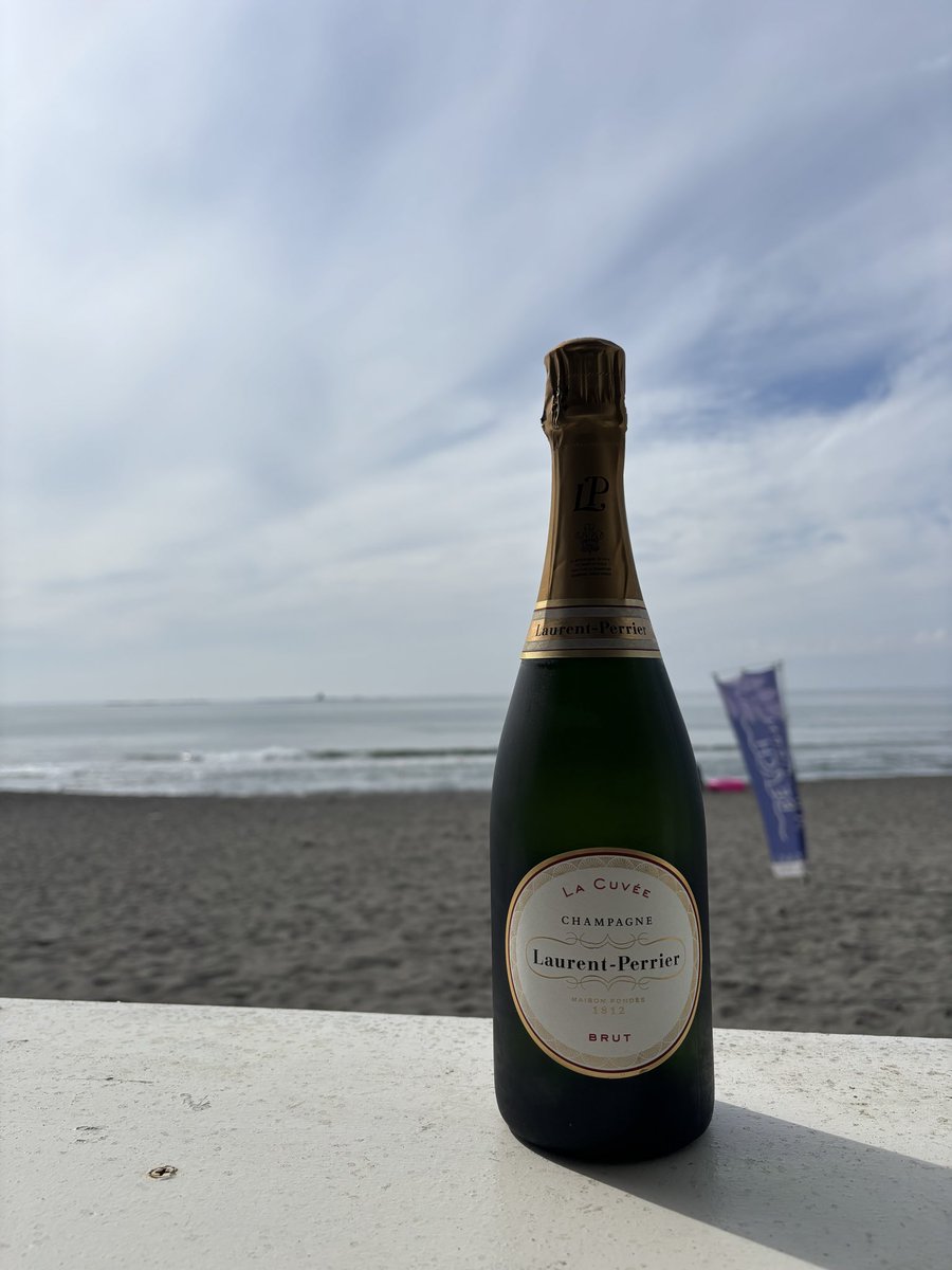 bar_fake's tweet photo. 本日海の家石田屋おすすめはローランペリエを飲みながら優雅に営業中🍾 https://t.co/vOfbEEEZ2Y