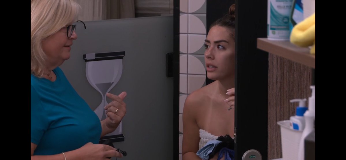 89razorskate20's tweet photo. So Angela reported to Dee that she had a good convo with Lala, she feels good about them, not so much Devens. #BB28 

Either Angela didn’t register that Lala said it was pitched to go after the icons before jury or she’s keeping it to herself. https://t.co/iZ6TJNfNiS