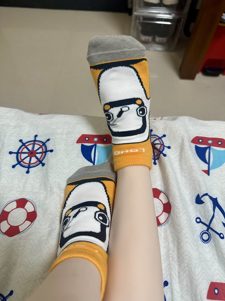 lioyfn7's tweet photo. #可愛童襪 #兒童襪子 #療癒 
 🚄 嗶嗶—可愛高鐵小列車即將發車！💖

男孩腳上的高鐵襪子真的太吸睛了啦！✨
亮橘色的車頭配上可愛的大眼睛，每次低頭看到都覺得好可愛😍 https://t.co/IOz6jxekWA