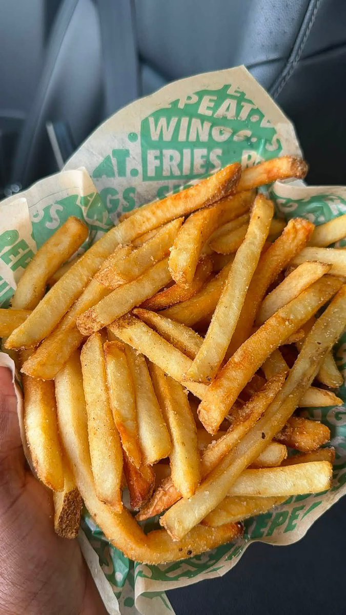 layxsnv's tweet photo. Whoever told Wingstop to start making the fries XTRA CRISPY needs a raise ASAP 😍 https://t.co/uzC06pw54m
