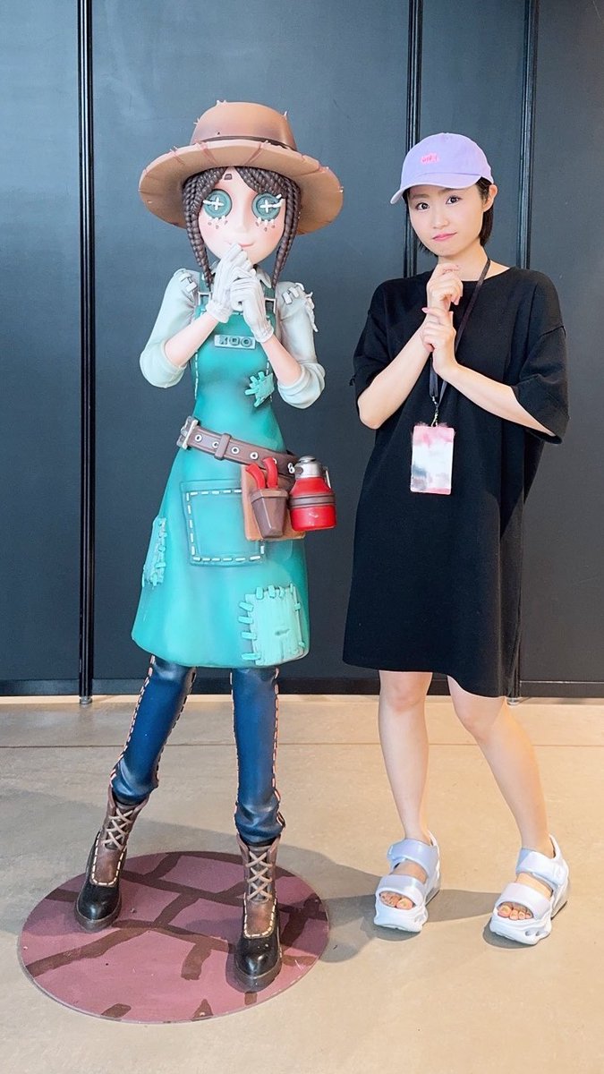lufected's tweet photo. Still losing it over this huge Emma statue https://t.co/gDbxExYu4M