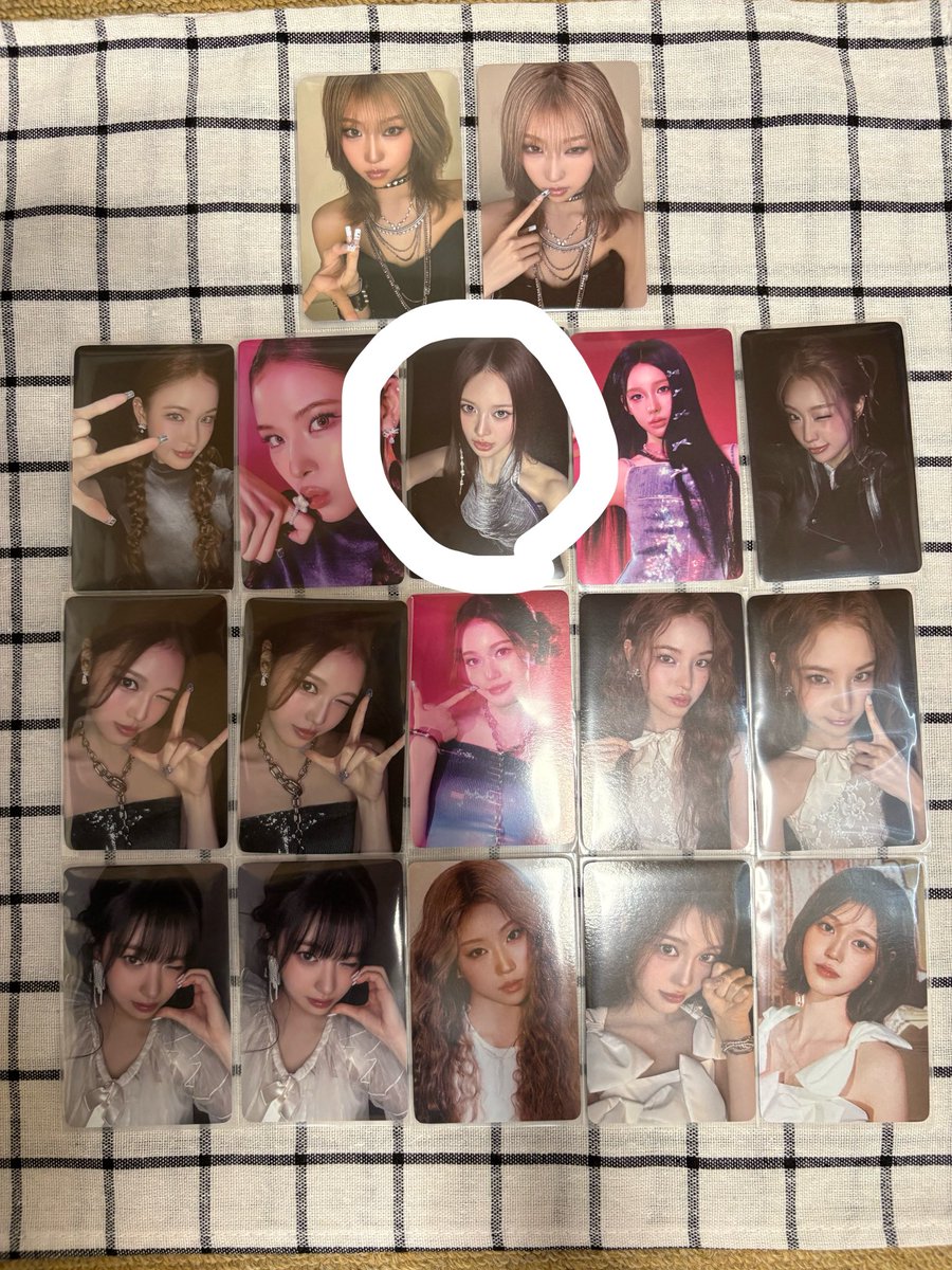 kocchan_c5's tweet photo. @JJJeanzo リプありがとうございます🍀
かなり交換決まってしまい、今手元にあるジミンちゃんは写真の5枚のみになります💦お求めございますか？？ https://t.co/cScFu4vrx0