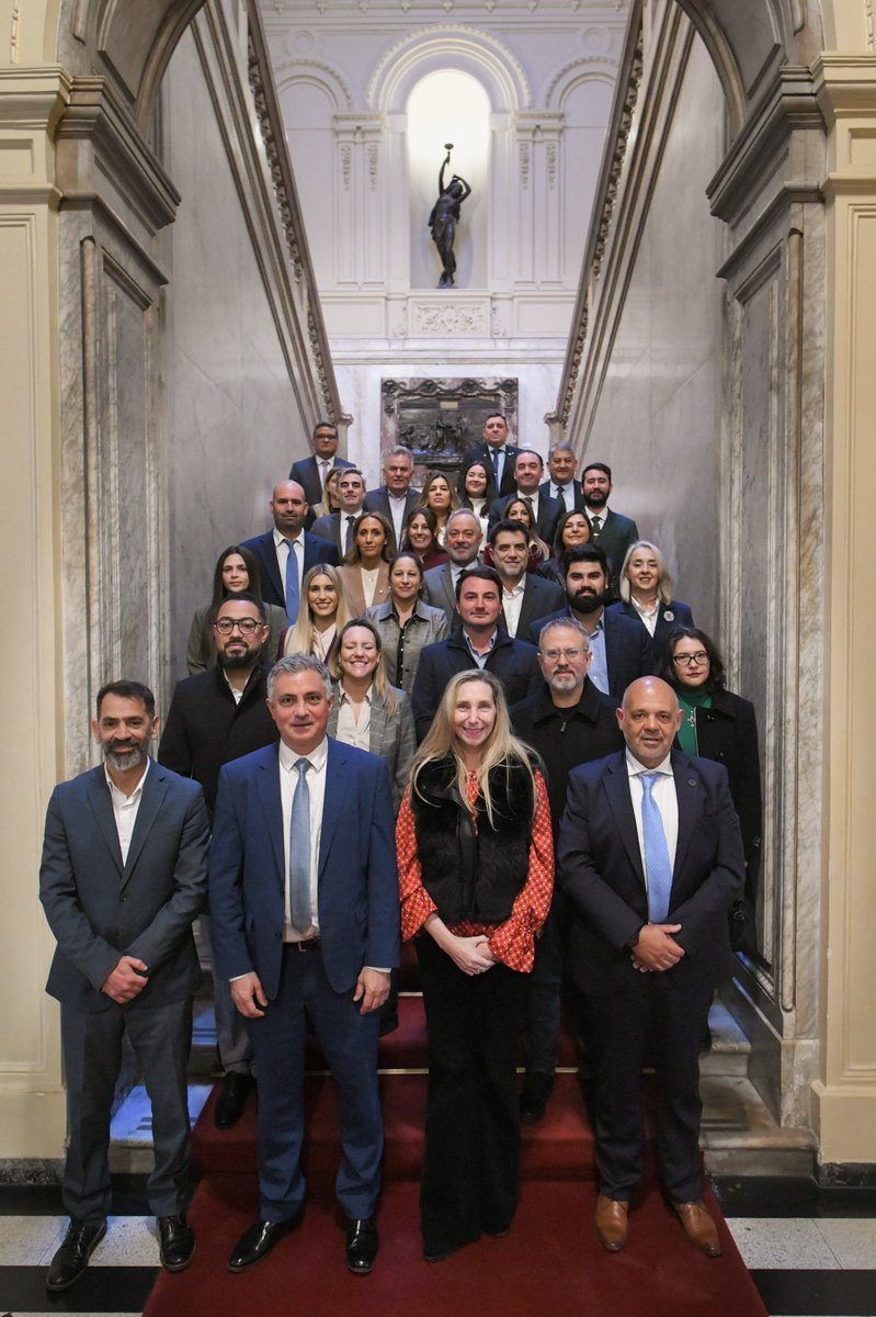 CarlosCurestis's tweet photo. Una enorme alegría volver a encontrarme con El Jefe.

Junto a nuestros legisladores bonaerenses y Sebastián Pareja, seguimos trabajando para llevar a la Provincia las ideas que están transformando la Argentina.

Hablamos de las principales preocupaciones de los bonaerenses: seguridad, más patrulleros, táseres para las policías municipales, control de celulares en las cárceles, la situación de IOMA y la reforma electoral.

Admiro profundamente la fortaleza y convicción de Karina para llevar adelante este proyecto. Siempre firmes y del mismo lado.