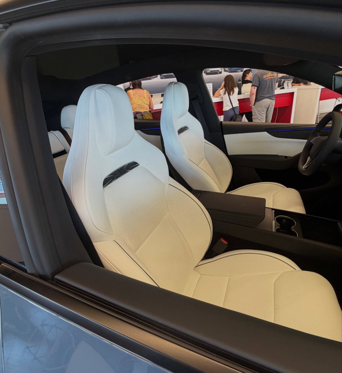 TeslaEVD's tweet photo. Tesla Model Y Performance

Starting Price: $49,500 https://t.co/HoQGz7zwBX