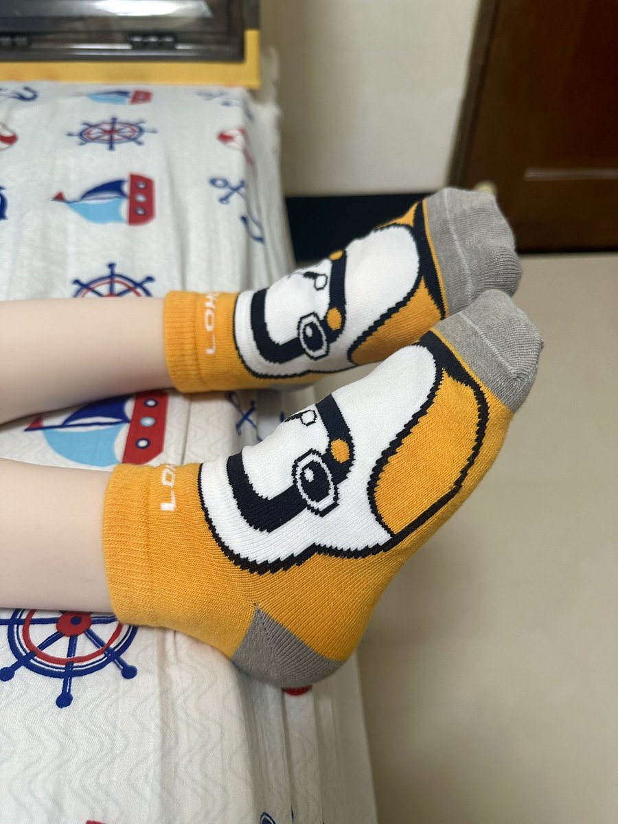 lioyfn7's tweet photo. #可愛童襪 #兒童襪子 #療癒 
經典的橘色車頭、可愛的眼型設計，是生活裡充滿童心的小確幸。看著小腳ㄚ，彷彿下一站就是好心情。

祝大家今天也都順利抵達幸福終點站！✨ https://t.co/1n8FsCsbo3
