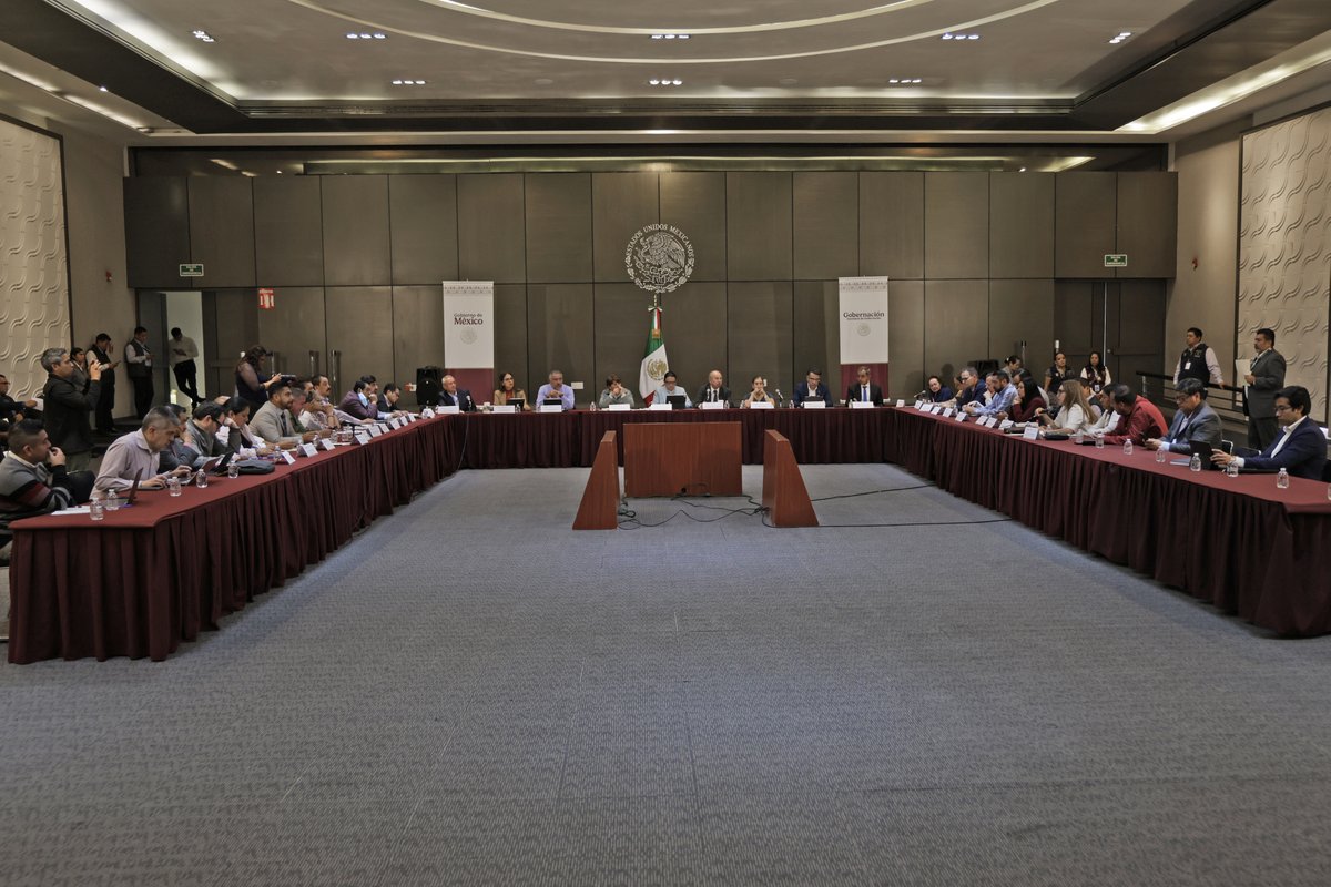 secti_edomex's tweet photo. 🤝🏻La gobernadora @delfinagomeza y la secretaria @rosaicela_, encabezaron una reunión para revisar avances del Plan Integral para la Zona Oriente, con la participación del secretario Miguel Ángel Hernández Espejel, autoridades estatales, federales y municipales.🖊️
#ElPoderDeServir https://t.co/MPMgIRm4Om