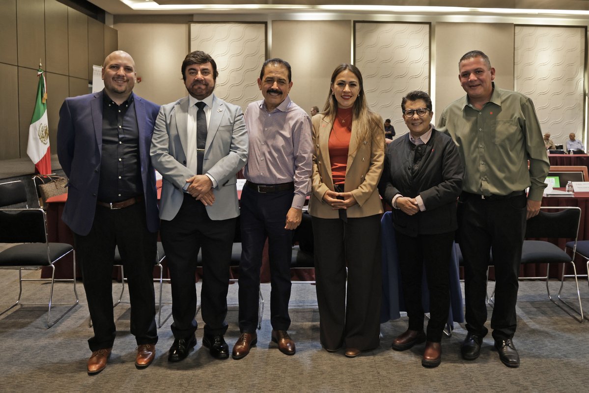 secti_edomex's tweet photo. 🤝🏻La gobernadora @delfinagomeza y la secretaria @rosaicela_, encabezaron una reunión para revisar avances del Plan Integral para la Zona Oriente, con la participación del secretario Miguel Ángel Hernández Espejel, autoridades estatales, federales y municipales.🖊️
#ElPoderDeServir https://t.co/MPMgIRm4Om