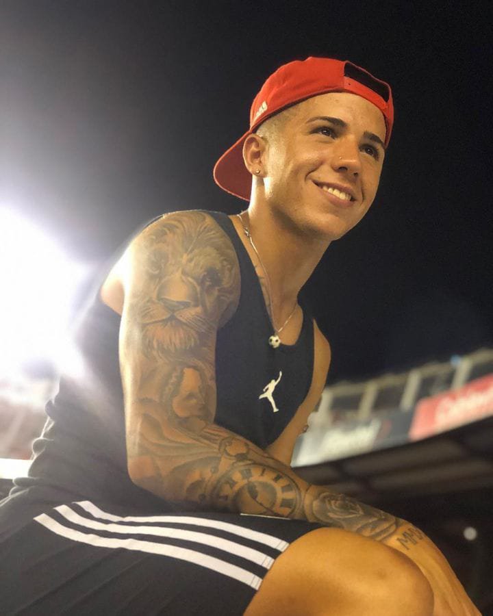 bokitaxjk's tweet photo. "el bondi" | au #julienzo

donde el primer viaje en bondi del cheto de UADE tiene complicaciones

o

donde el turro de barrio queda loquito por el pibe de rulos y perfumito caro que terminó en sus brazos https://t.co/D2GHH2qq7r