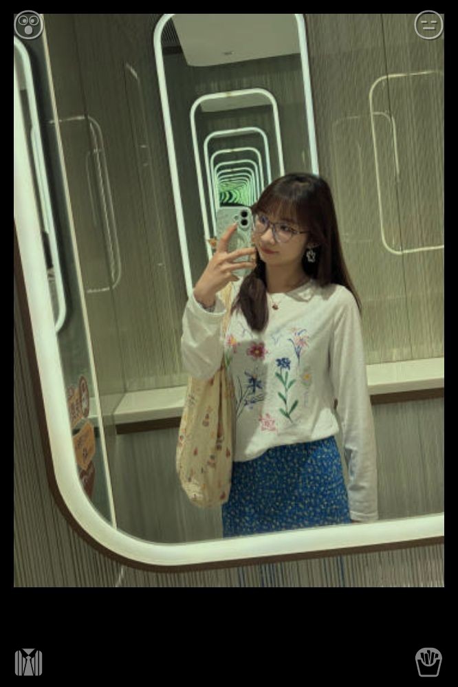 Magahater59's tweet photo. Une jeune fille s'est retrouvée séparée de sa famille près de la fontaine centrale, debout en larmes et désorientée parmi les passants. Owen s'approcha doucement, s'accroupit pour être à sa hauteur et parla avec douceur pour apaiser son anxiété croissante et sa peur de https://t.co/RuHq4Xhk3t