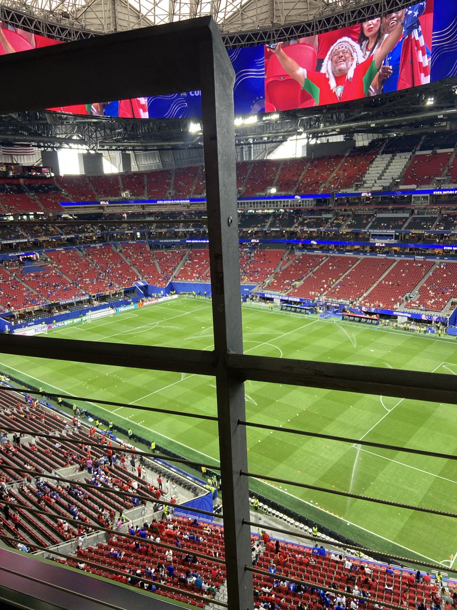 StevenAWagner's tweet photo. @spcarroll19 First row upper section Mercedes Benz in Atlanta. Doesn’t qualify as obstructed. Looks like the Bills��� stadium used glass, which is better. https://t.co/4iXbOYcr5c